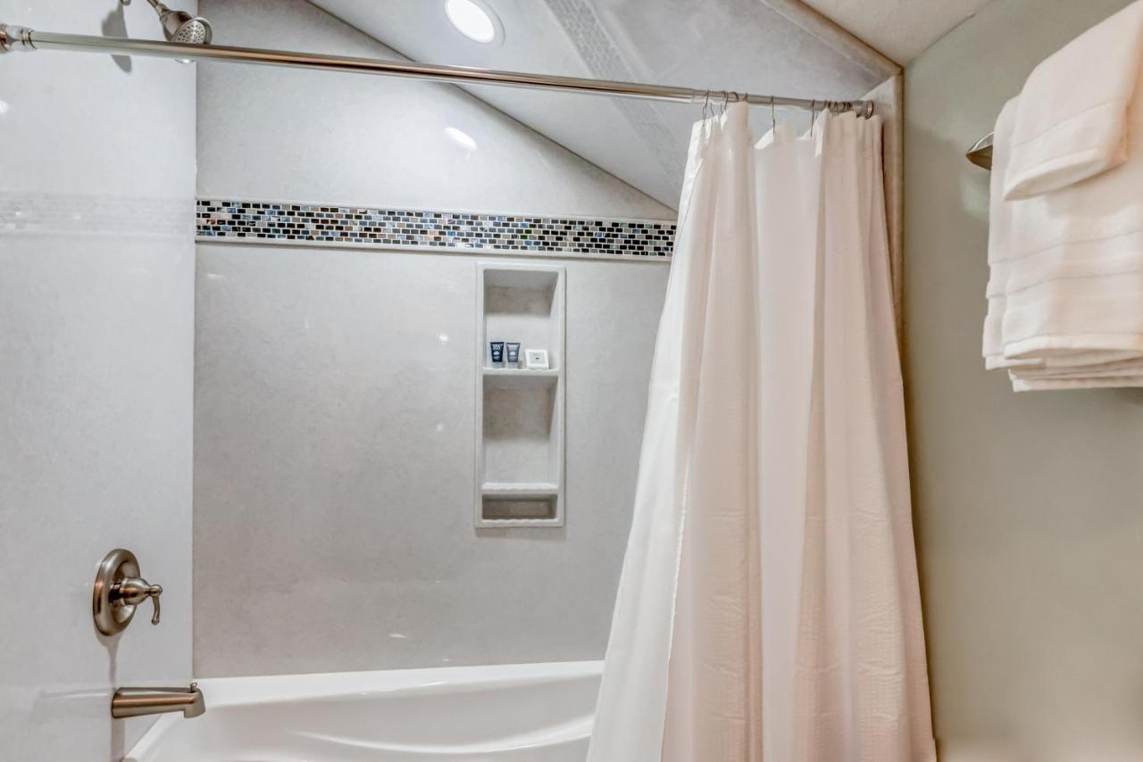 New Tri-Level Home With Ocean View And 3 En-Suite Bedrooms! 迪波湾 外观 照片