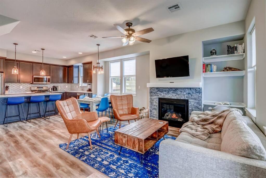 New Tri-Level Home With Ocean View And 3 En-Suite Bedrooms! 迪波湾 外观 照片