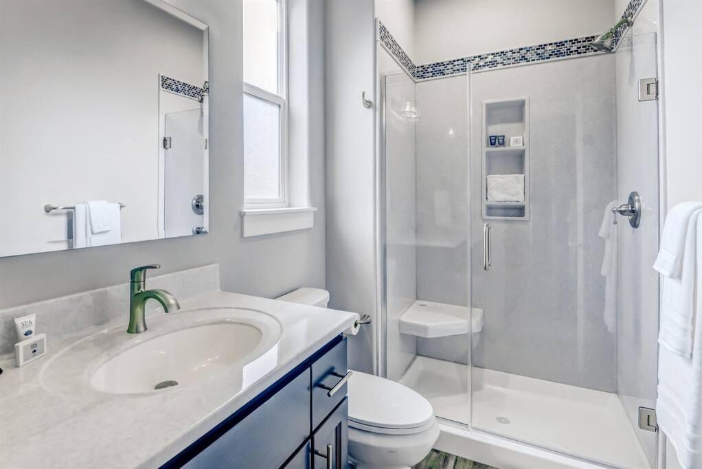 New Tri-Level Home With Ocean View And 3 En-Suite Bedrooms! 迪波湾 外观 照片